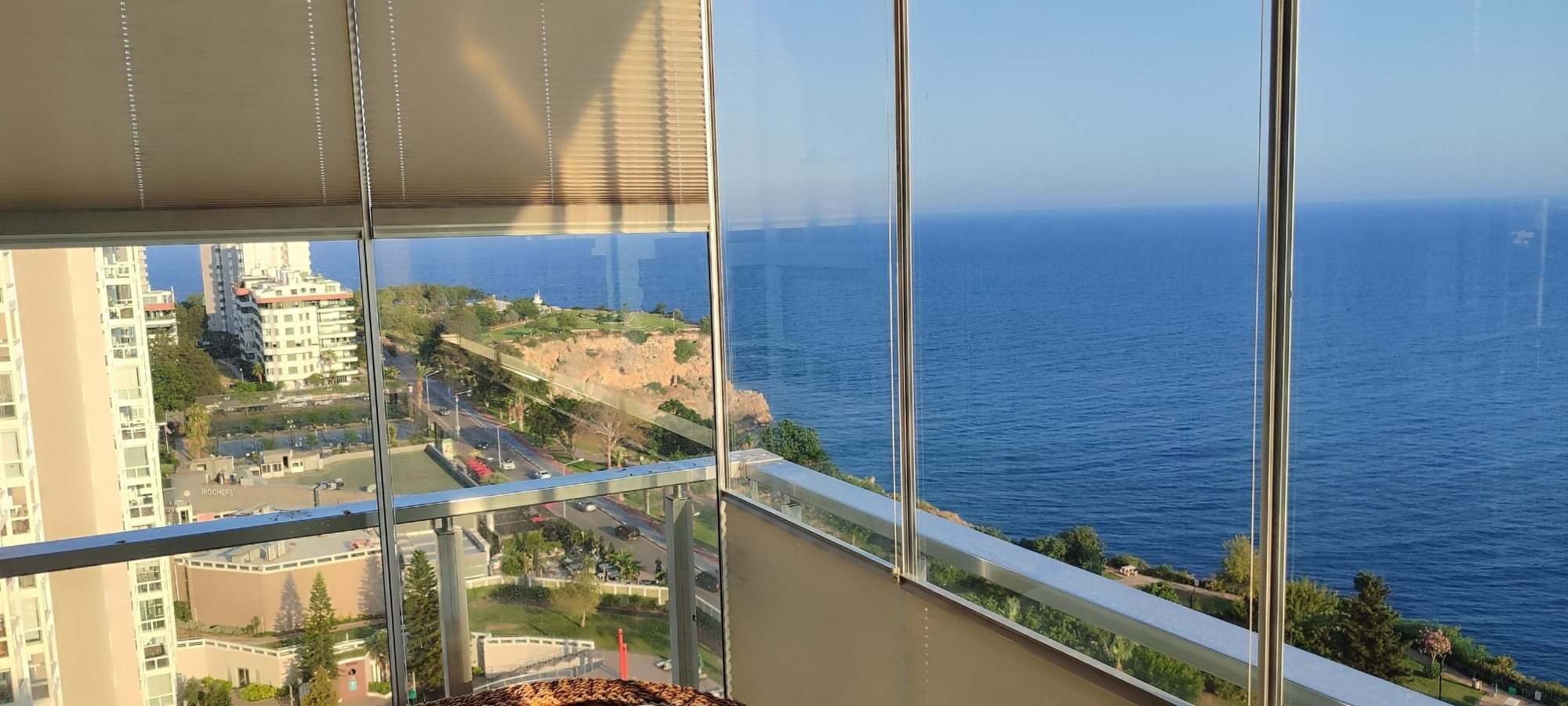 Antalya’da deniz manzaralı cam balkonda plise perde uygulaması